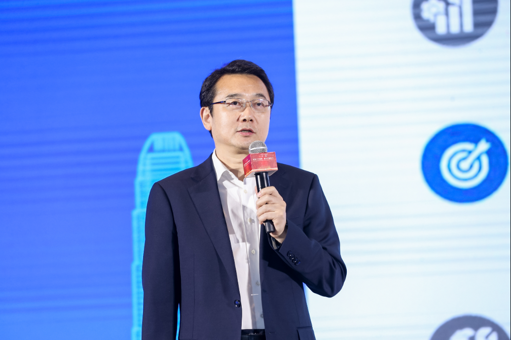 中国（深圳）综合开发研究院曲建副院长为《当前我国产业外部发展环境与增长动能转变》的主旨演讲