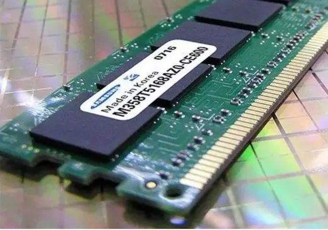 国产闪存芯片雄起！打破美韩定价权，SSD跌了70%，成“白菜价”