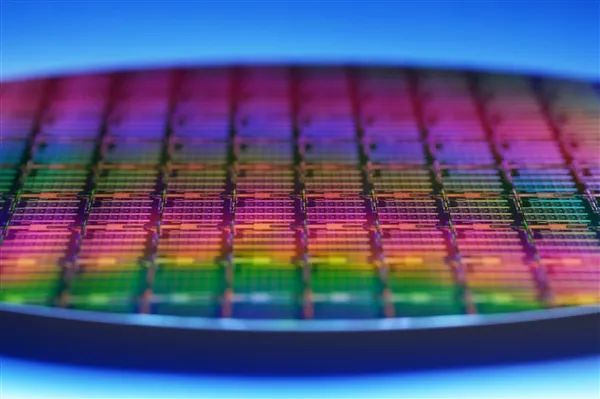 Intel明年上3nm工艺 144核心！AMD Zen5全家福亮相