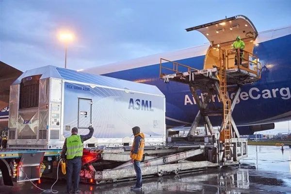 售价超10亿 ASML新款EUV光刻机年底出货：2nm离不了