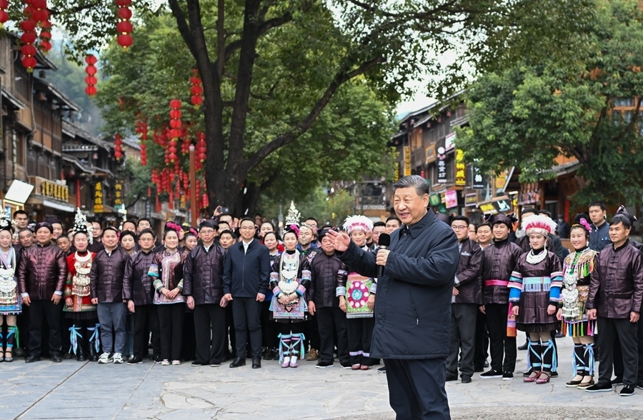 3月17日至18日，中共中央总书记、国家主席、中央军委主席习近平在贵州考察。这是17日下午，习近平在黔东南州黎平县肇兴侗寨考察时，同村民们亲切交流。新华社记者 燕雁 摄